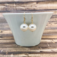 Cargar imagen en el visor de la galería, Handmade Swarovski Pearl Drop Dangle Earrings
