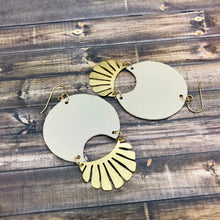 Cargar imagen en el visor de la galería, Bohemian Earrings With Leather and Brass
