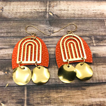 Cargar imagen en el visor de la galería, Earrings with Leather Brass Arch and Dangle Round Discs
