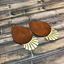 Cargar imagen en el visor de la galería, Long Boho Chic Earrings with Brass and Leather
