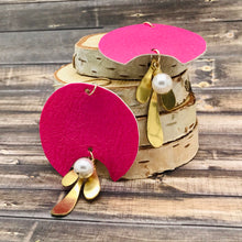 Cargar imagen en el visor de la galería, Pink Leather with Brass charm and Pearl Earrings for Birthday Gift
