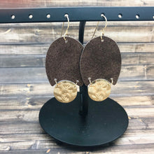 Lade das Bild in den Galerie-Viewer, Casual Earrings made of Leather and Golden Coin Charm
