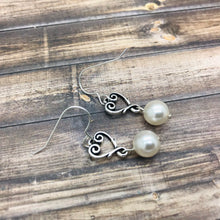 Lade das Bild in den Galerie-Viewer, Cute Pearl and Heart Earrings for Wedding
