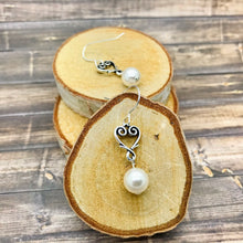 Cargar imagen en el visor de la galería, Dainty Pearl and Heart Earrings
