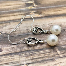 Cargar imagen en el visor de la galería, Pearl Earrings for Bridesmaids
