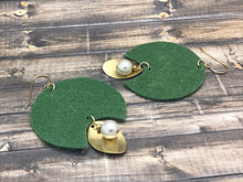 Lade das Bild in den Galerie-Viewer, Handmade Suede Earrings with Pearl Charm
