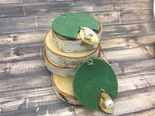 Lade das Bild in den Galerie-Viewer, Olive Green Suede Earrings with Charm
