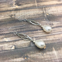 Cargar imagen en el visor de la galería, Teardrop Pearl and Sterling Silver Drop Earrings
