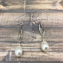 Cargar imagen en el visor de la galería, Sterling Silver  Earrings with Swarovski Teardrop Pearl
