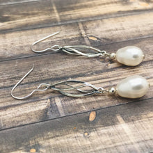 Cargar imagen en el visor de la galería, Sterling Silver and Pearl Earrings
