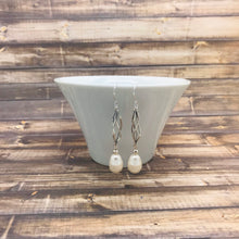 Cargar imagen en el visor de la galería, Pearl and Silver Drop dangle Earrings for Her
