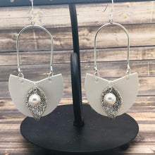 Lade das Bild in den Galerie-Viewer, Hoop  and Charm Earrings
