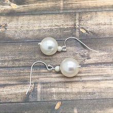 Cargar imagen en el visor de la galería, Classic and Timeless Pearl Drop Earrings 
